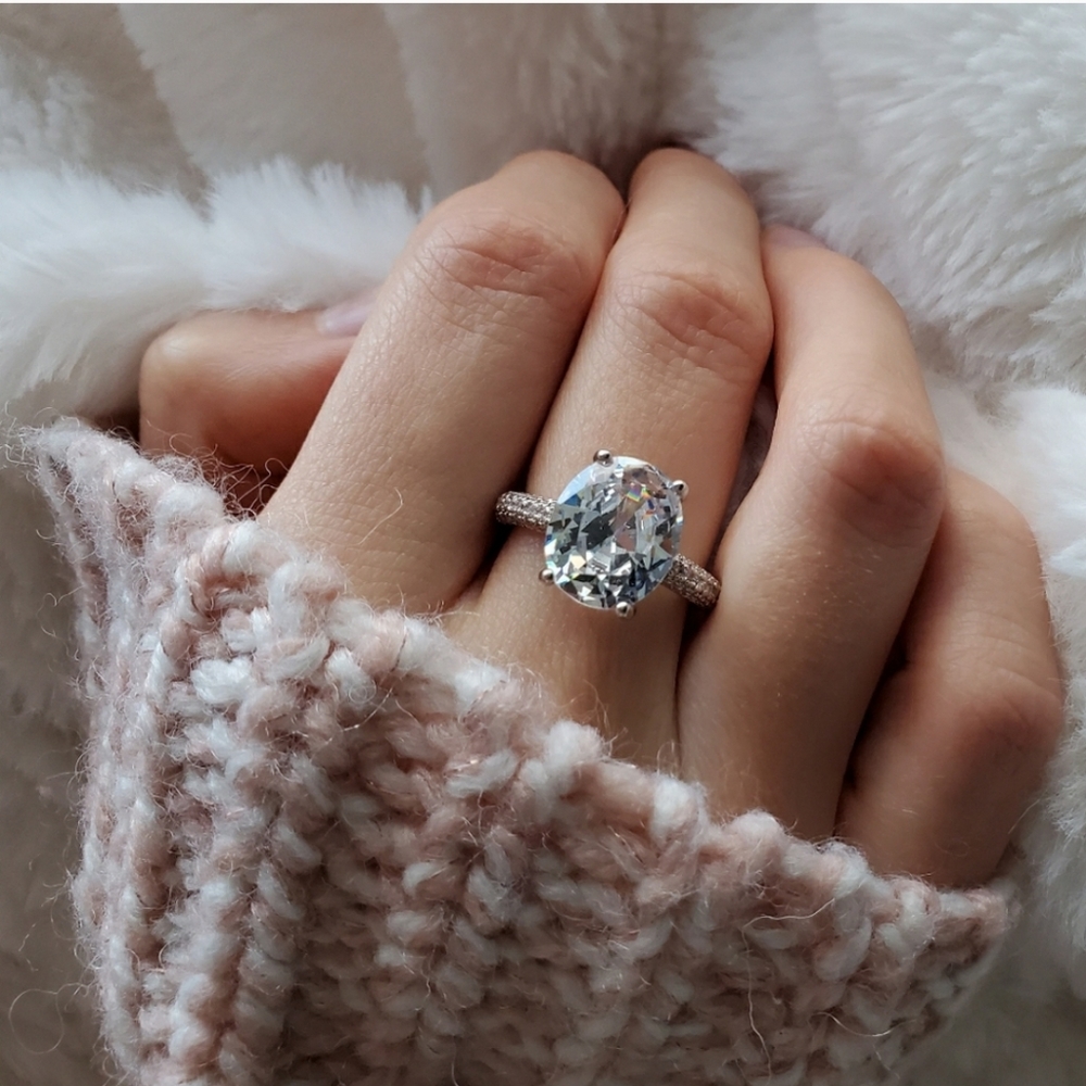 New Elegant Oval Cut Diamond Engagement Ring